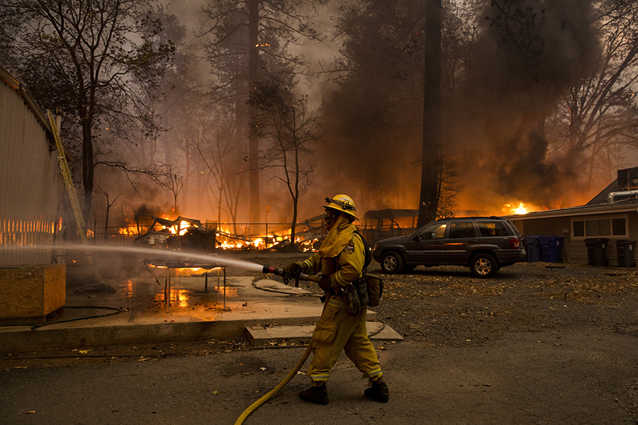 Борьбу с огнем ведут более 2 тыс. пожарных