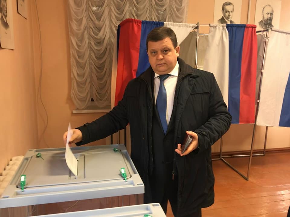 На фото: бывший глава администрации Славска Константин Панфилов на избирательном участке за несколько недель до своей отставки