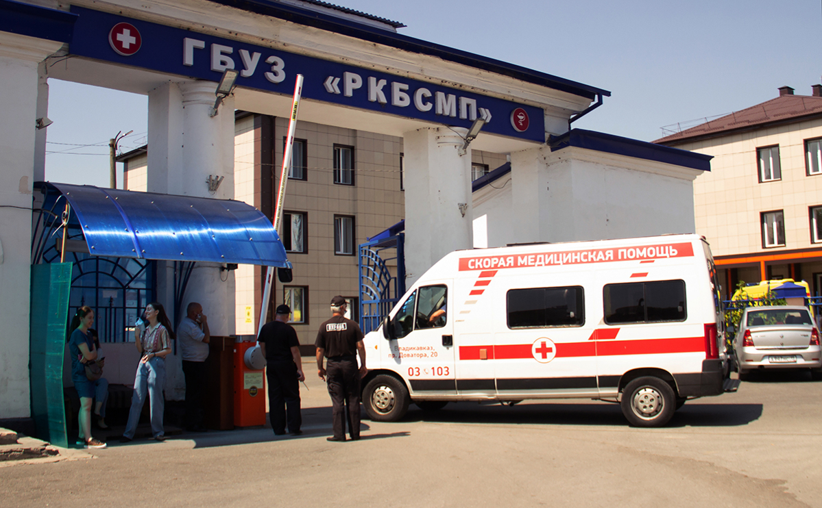 Автомобиль скорой медицинской помощи у ворот Республиканской клинической больницы скорой медицинской помощи во Владикавказе