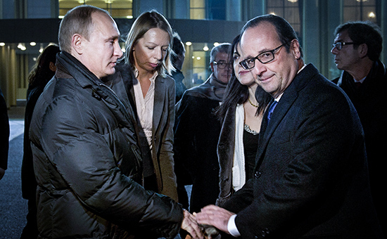 Президент России Владимир Путин пожимает руку президенту Франции Франсуа Олланду во время встречи в аэропорту Внуково