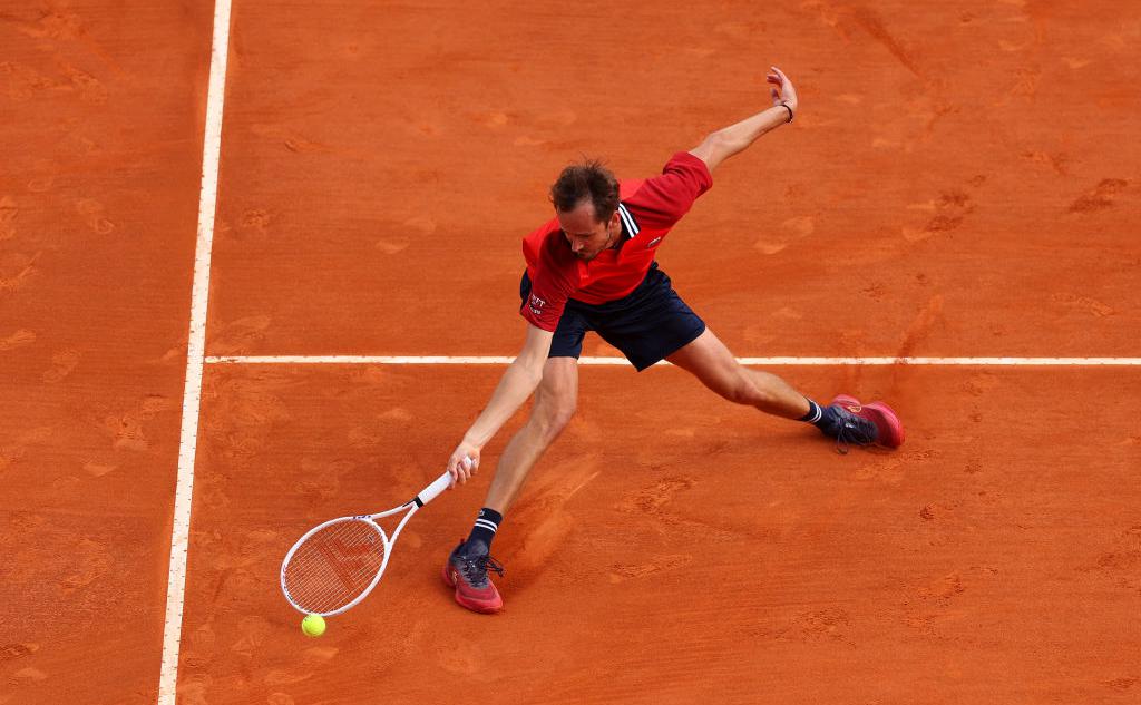 Даниил Медведев с трудом вышел в 1/8 финала Мастерса в Мадриде