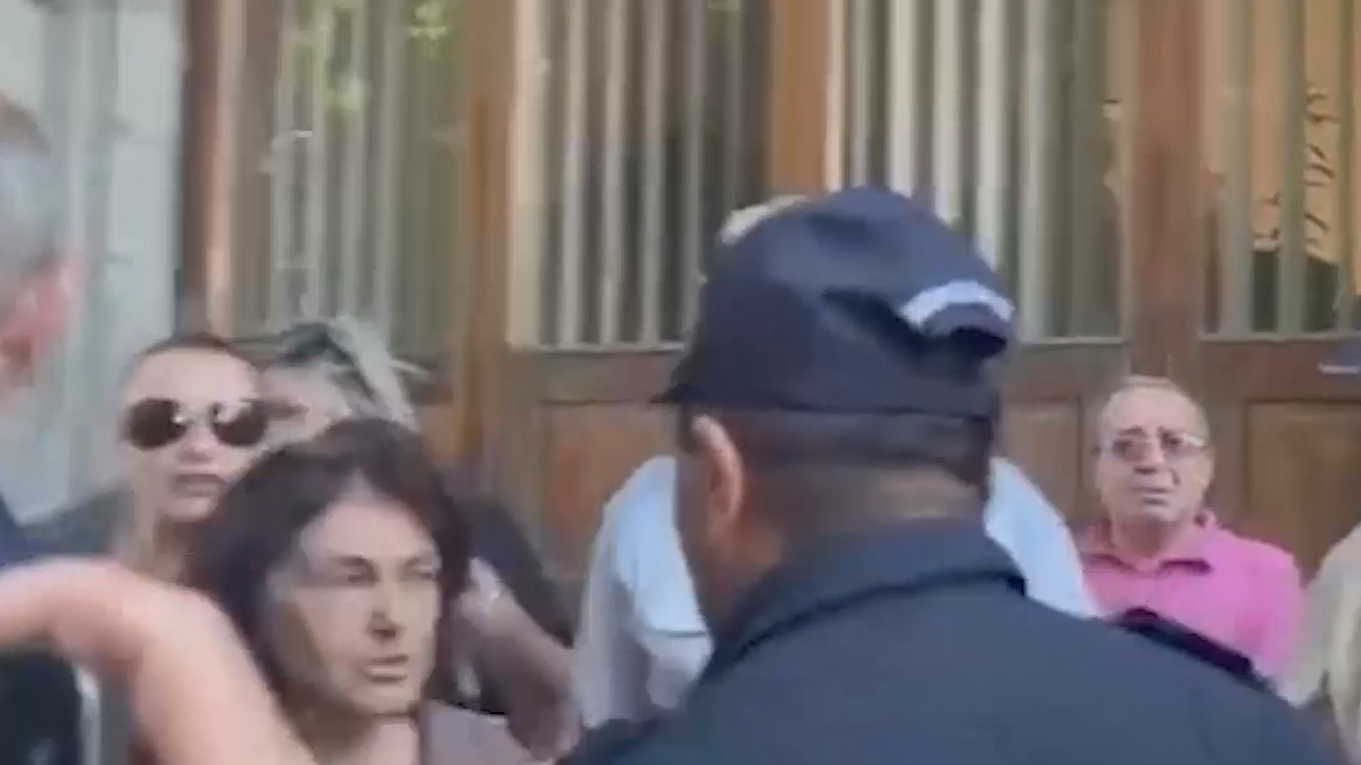 В Армении силовики и священники начали драку у резиденции католикоса