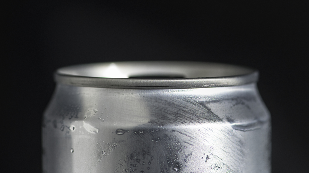 Американский производитель случайно налил водку в банки с энергетиком