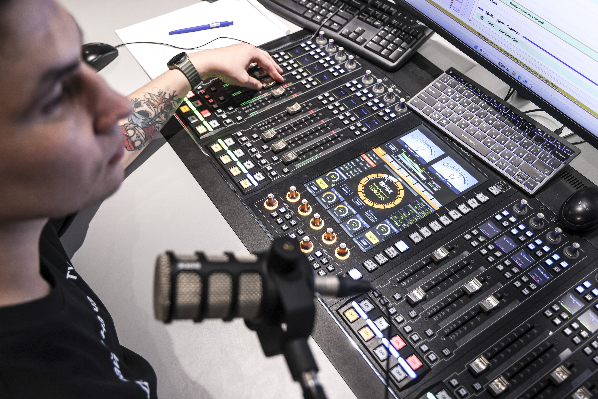 Студию строили на протяжении нескольких месяцев. Там можно быстро обмениваться материалами с телеканалом и сайтом, разместить для записи целый оркестр, вести прямой эфир сразу из нескольких точек, а также поднимать столы во время эфира для проведения дебатов.