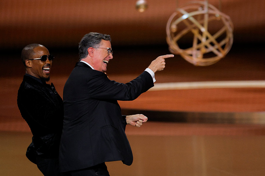 Награду за лучшее ток-шоу получил проект &laquo;Позднее шоу со Стивеном Кольбером&raquo; (на фото он сам). 

В июле 2025 года вещательная компания CBS объявила о решении закрыть проект. Руководство телеканала объяснило решение финансовыми сложностями и падением интереса к традиционному телевидению. Кольбер в своей программе открыто критиковал президента США Дональда Трампа.