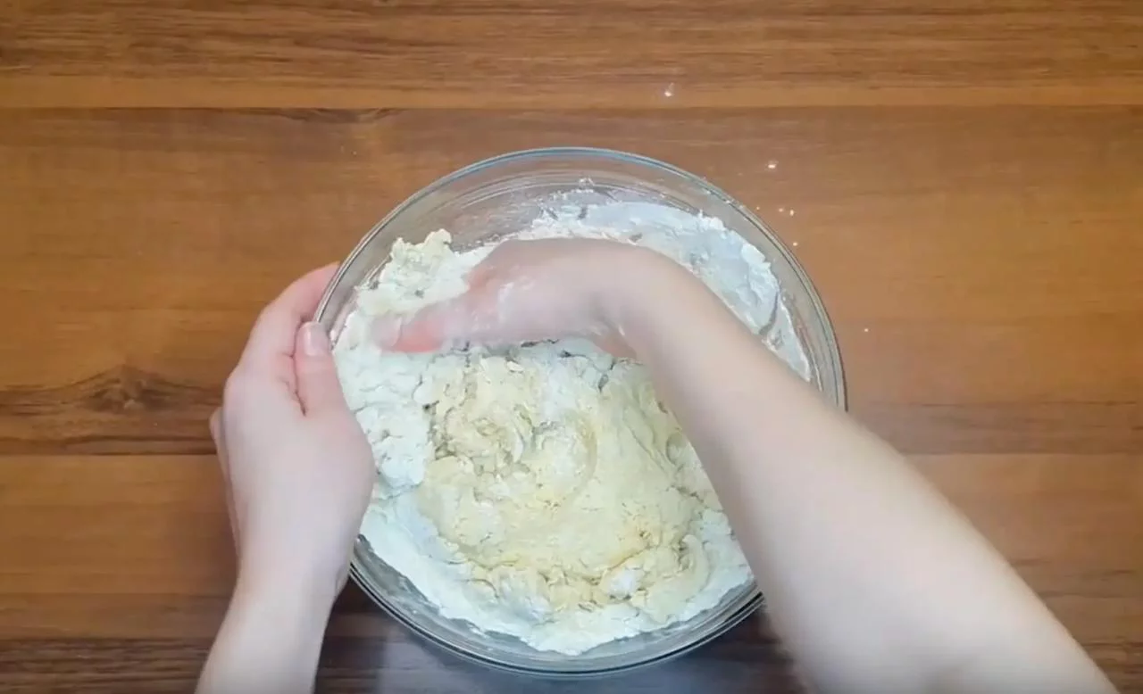 Соедините творожную массу и муку