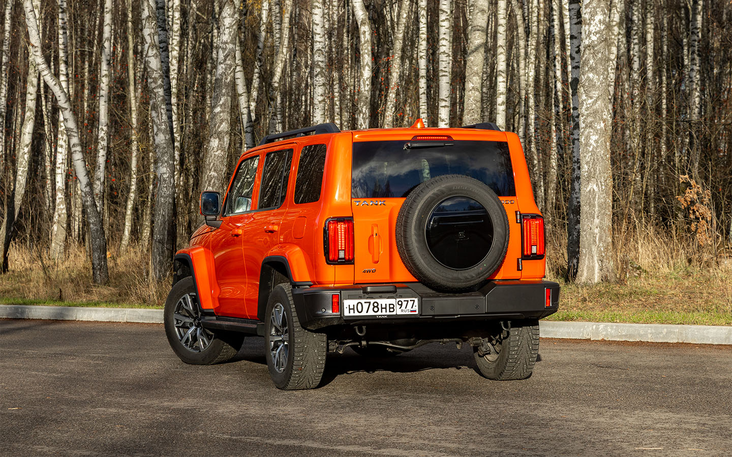 Запасное колесо на пятой двери&nbsp;&mdash; непременный атрибут настоящего внедорожника. Кстати, дверца здесь открывается на японский манер, слева направо