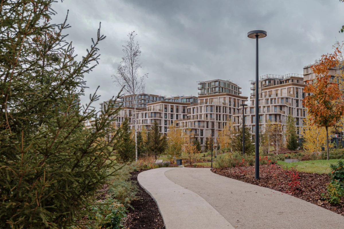 Парки с проницаемыми покрытиями, дождевыми садами и биоплато становятся элементами городской климатической инфраструктуры