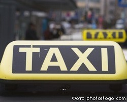 Обнаженная девушка угнала такси 