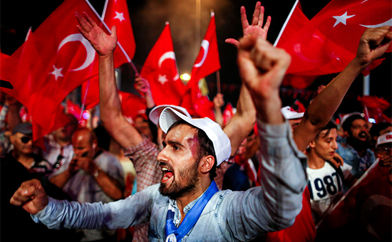 Сторонники Реджепа Эрдогана на&nbsp;улице Стамбула. 20 июля 2016 года
