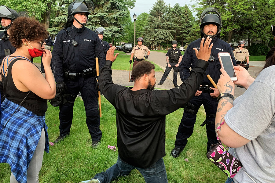 Протестующие в Окдейле (Миннесота) возле дома одного из полицейских, проводивших задержание Джорджа Флойда
