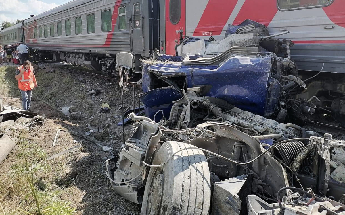 В Калужской области поезд столкнулся с цементовозом