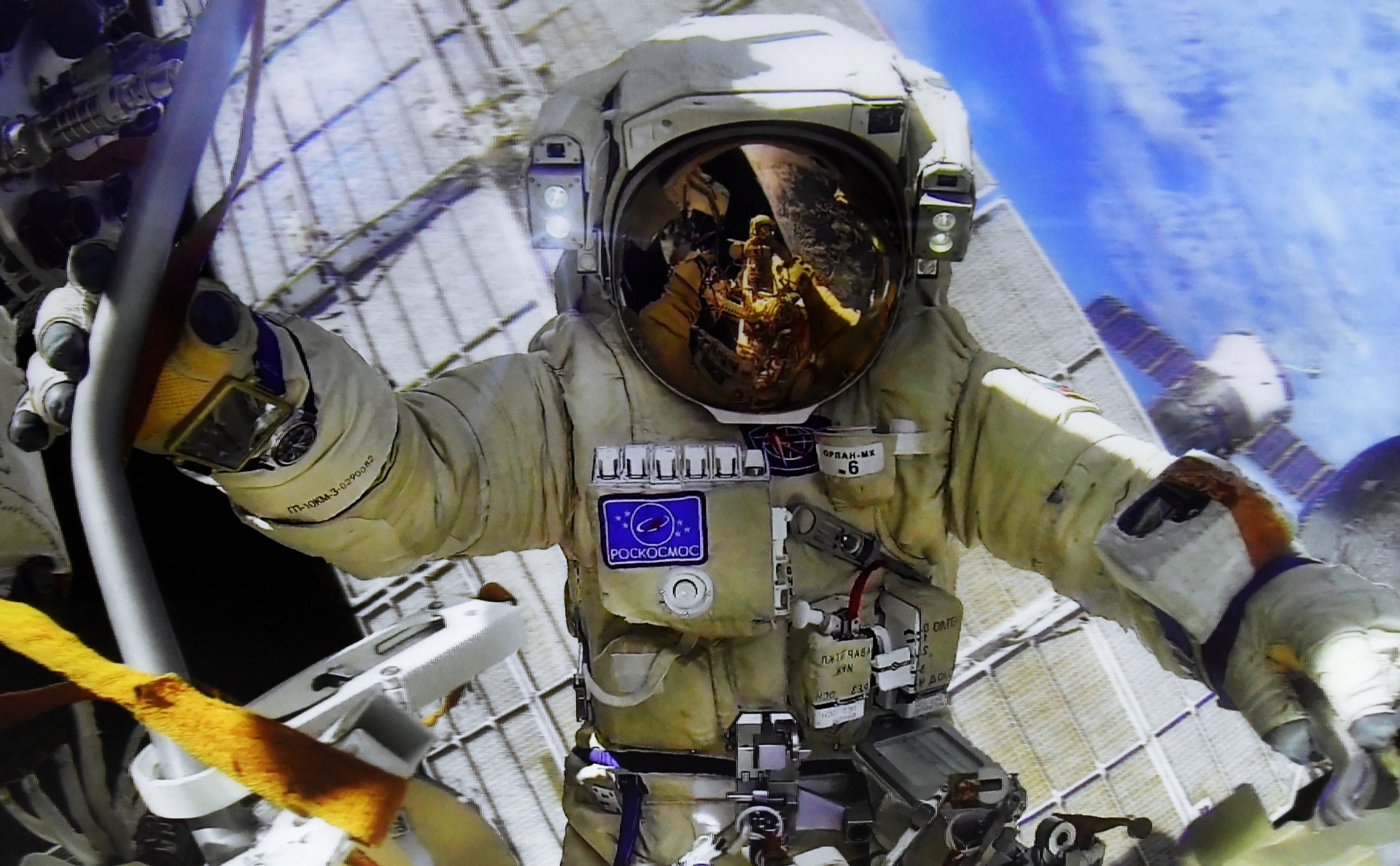 Российские космонавты вернулись на МКС после 6,5 часов в открытом космосе