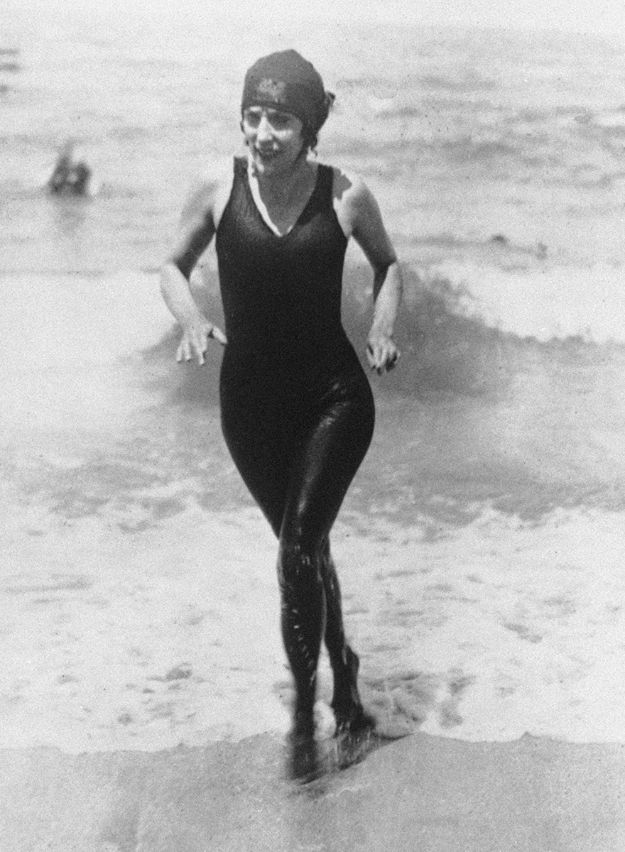 <p>Пловчиха Аннет Келлерман известна своей борьбой за право женщин носить цельный купальный костюм во времена, когда все еще было принято купаться в платьях и панталонах. Выходя из воды в таком костюме в 1907 году, она даже была арестована: полицейские посчитали внешний вид спортсменки непристойным</p>
