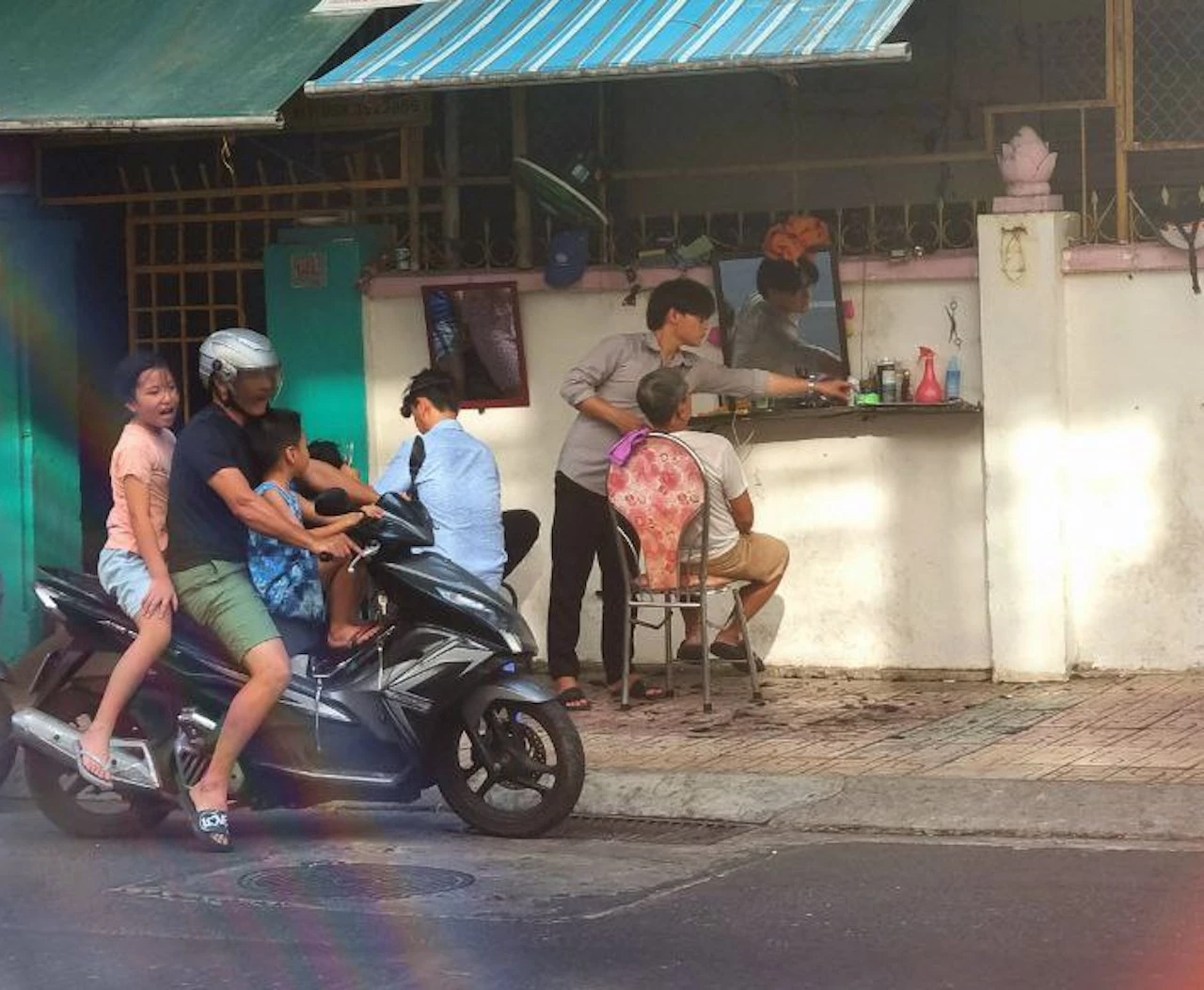 <p>На байках во Вьетнаме часто ездят с детьми и по несколько человек. Здесь это обычное дело, как и стрижка или бритье на улице</p>
