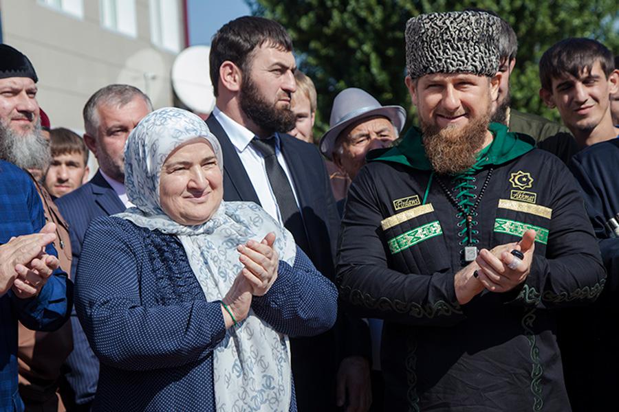 Рамзан Кадыров с матерью&nbsp;Аймани, 2016 год