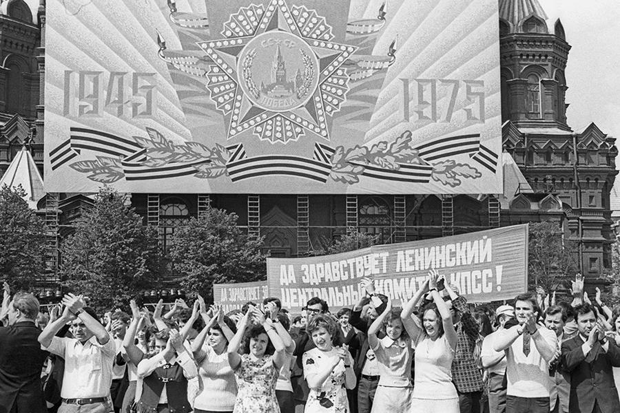Торжественная манифестация молодежи на Красной площади во время празднования 30-й годовщины победы Советского Союза над фашистской Германией в Великой Отечественной войне,&nbsp;1975 год