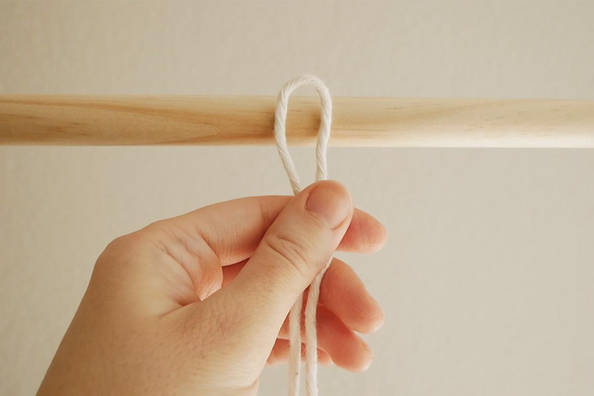 Узел «Голова жаворонка», которым шнур закрепляют на основе для рукоделия