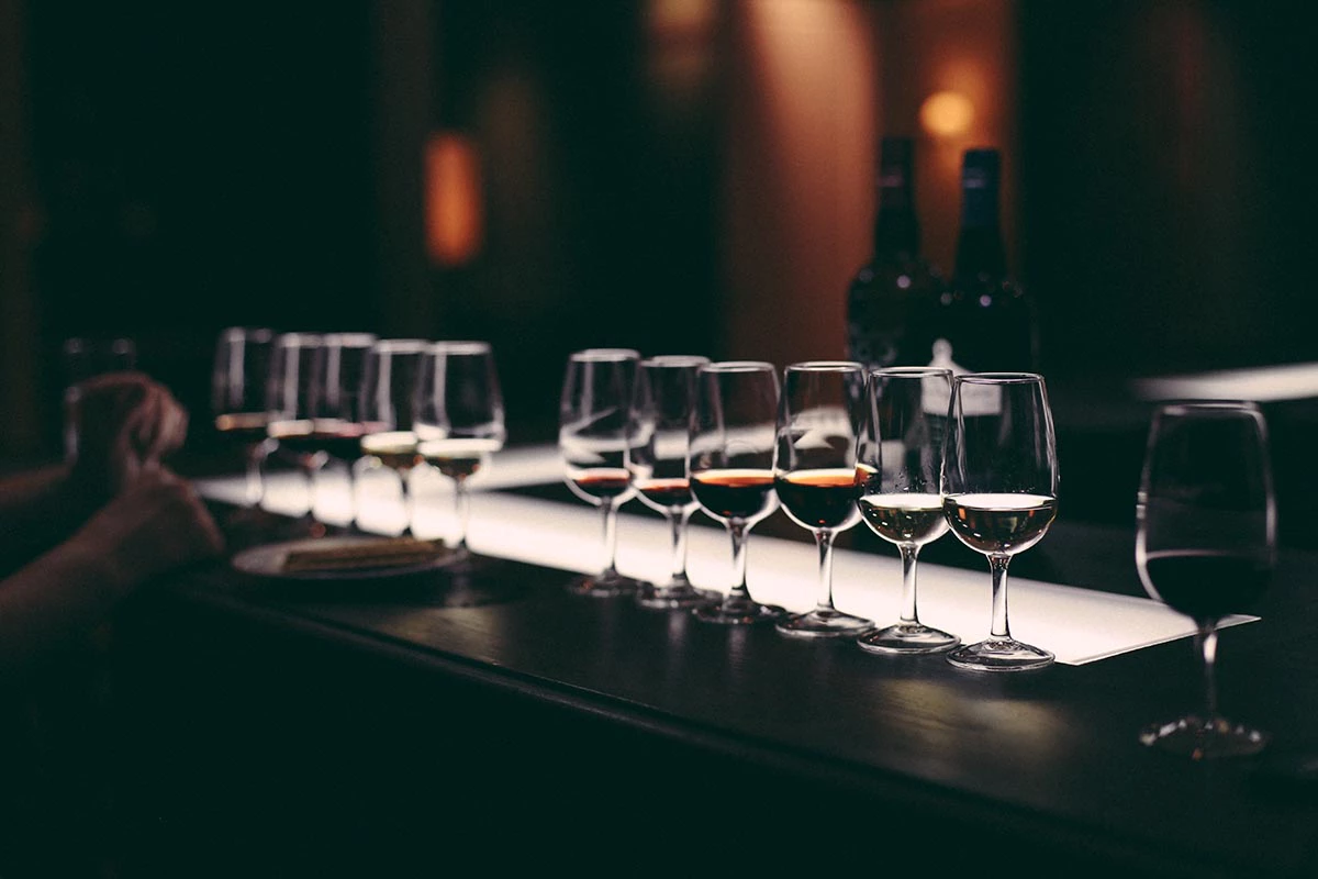 Иногда желание попробовать новое вино сразу же после покупки лишает его вкус должной глубины. Дайте напитку раскрыться и позвольте кислороду «разбудить» нюансы. Можно использовать декантер или просто чуть заранее разлить вино по бокалам