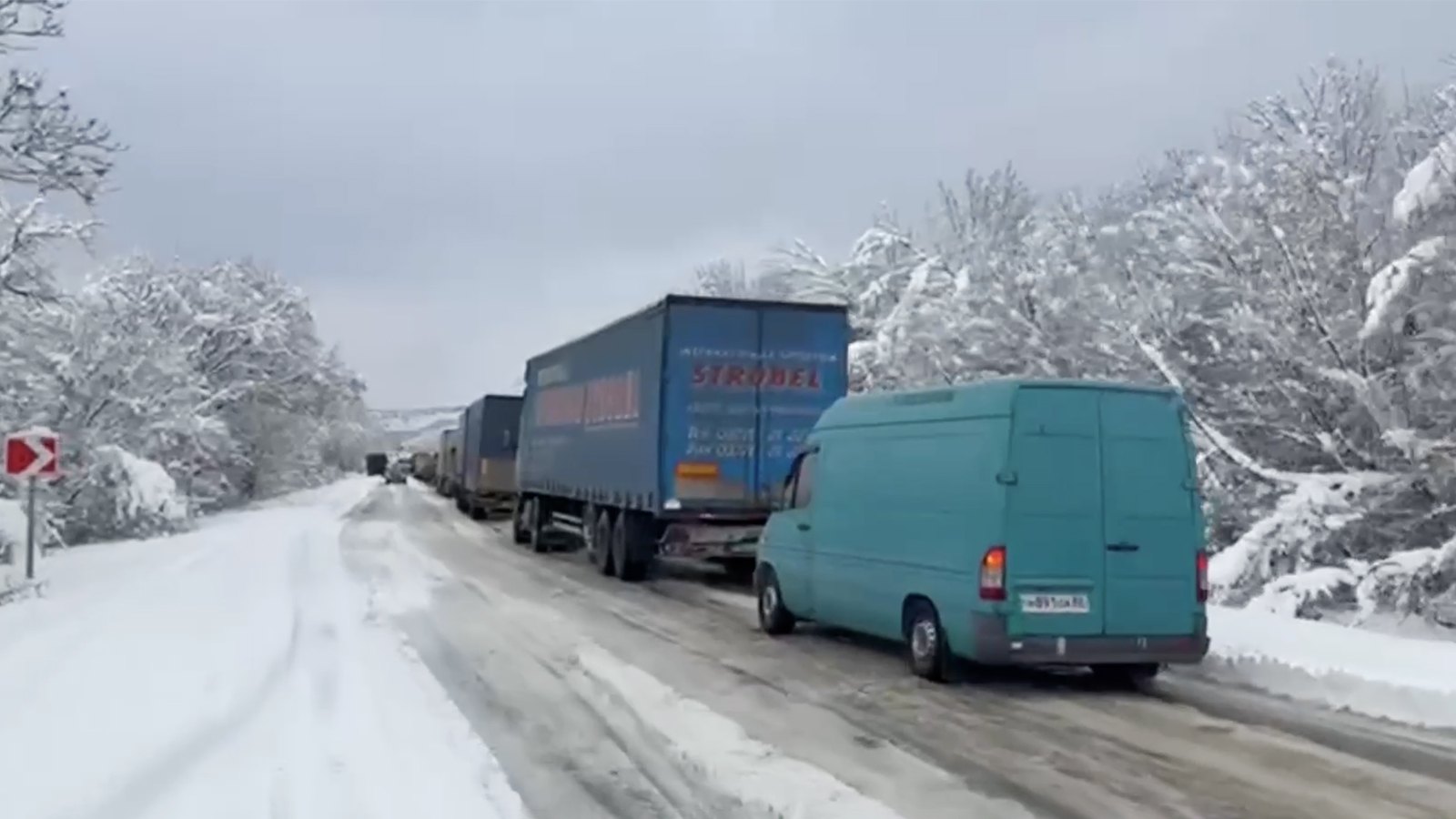 В Крыму произошел дорожный коллапс из-за выпавшего снега. Фото