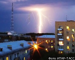 В Москве молния попала в молодую пару