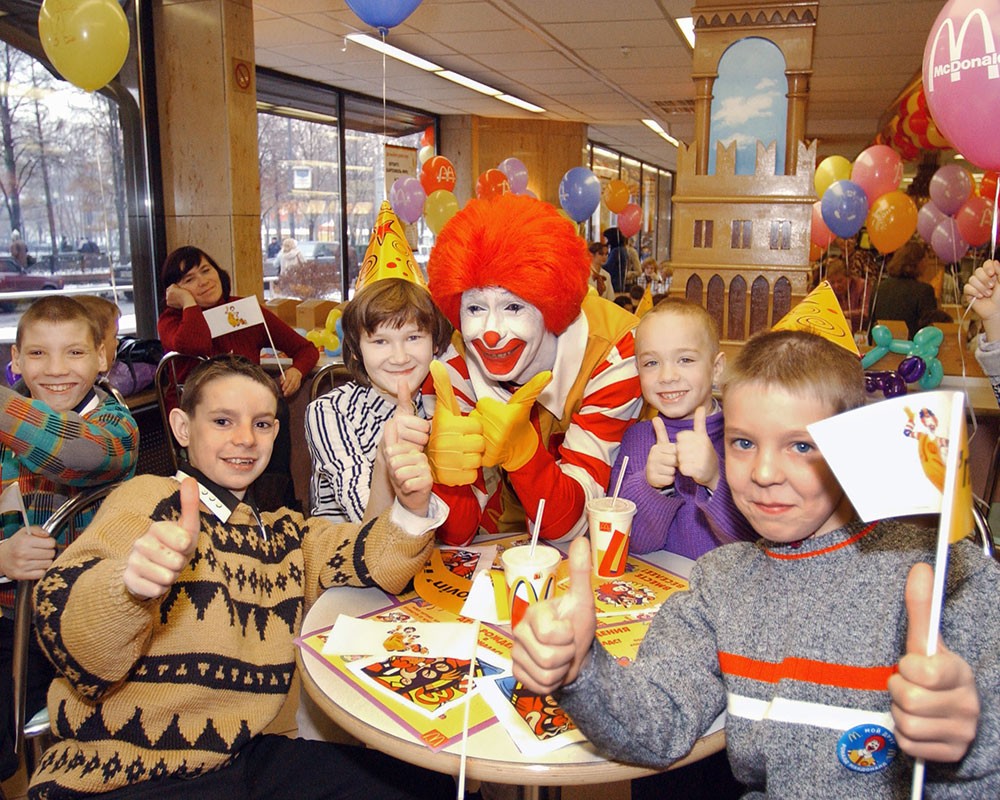 Воспитанники одного из московских домов-интернатов в ресторане "Макдональдс"
