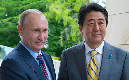 Президент России Владимир Путин (слева) и премьер-министр Японии Синдзо Абэ во время встречи,&nbsp;6 мая 2016 года


