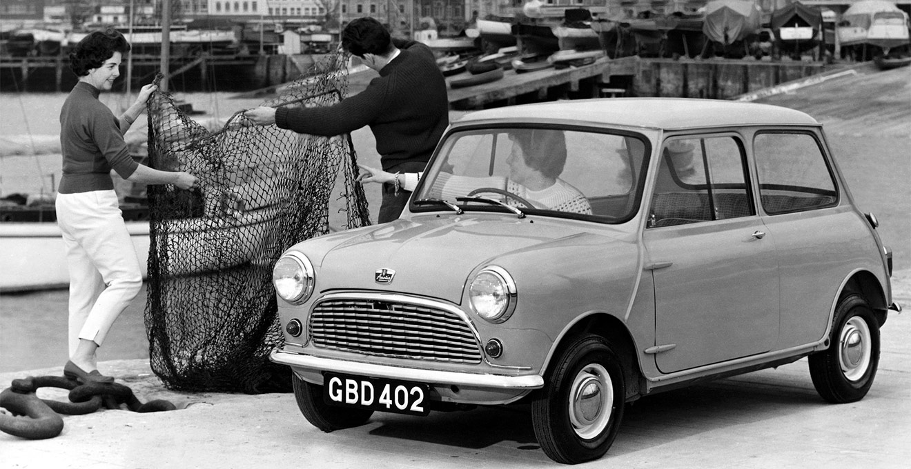 В 2009&nbsp;г. свой 50-летний юбилей отметили автомобили Mini. В честь этого Британский Королевский монетный двор выпустил монеты из золота и серебра в трех номиналах: 1, 5 и 10 фунтов. На кругляше изображена классическая модель 1959&nbsp;г. &mdash; Austin Mini с поперечным расположением двигателя. Разработчиком машины выступил инженер и дизайнер British Motor Corporation.
