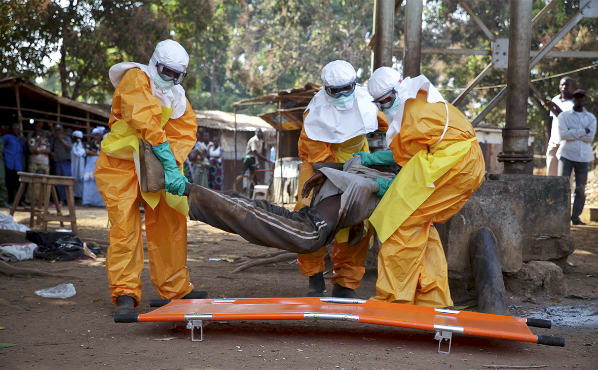 Сотрудники французского Красного Креста несут зараженного вирусом Эбола&nbsp;пациента. 21 марта 2015 года, Гвинея