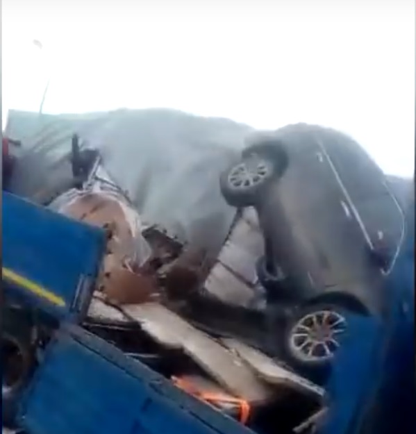 Лобовая авария грузовиков ограничила движение по трассе М-7 в Татарстане
