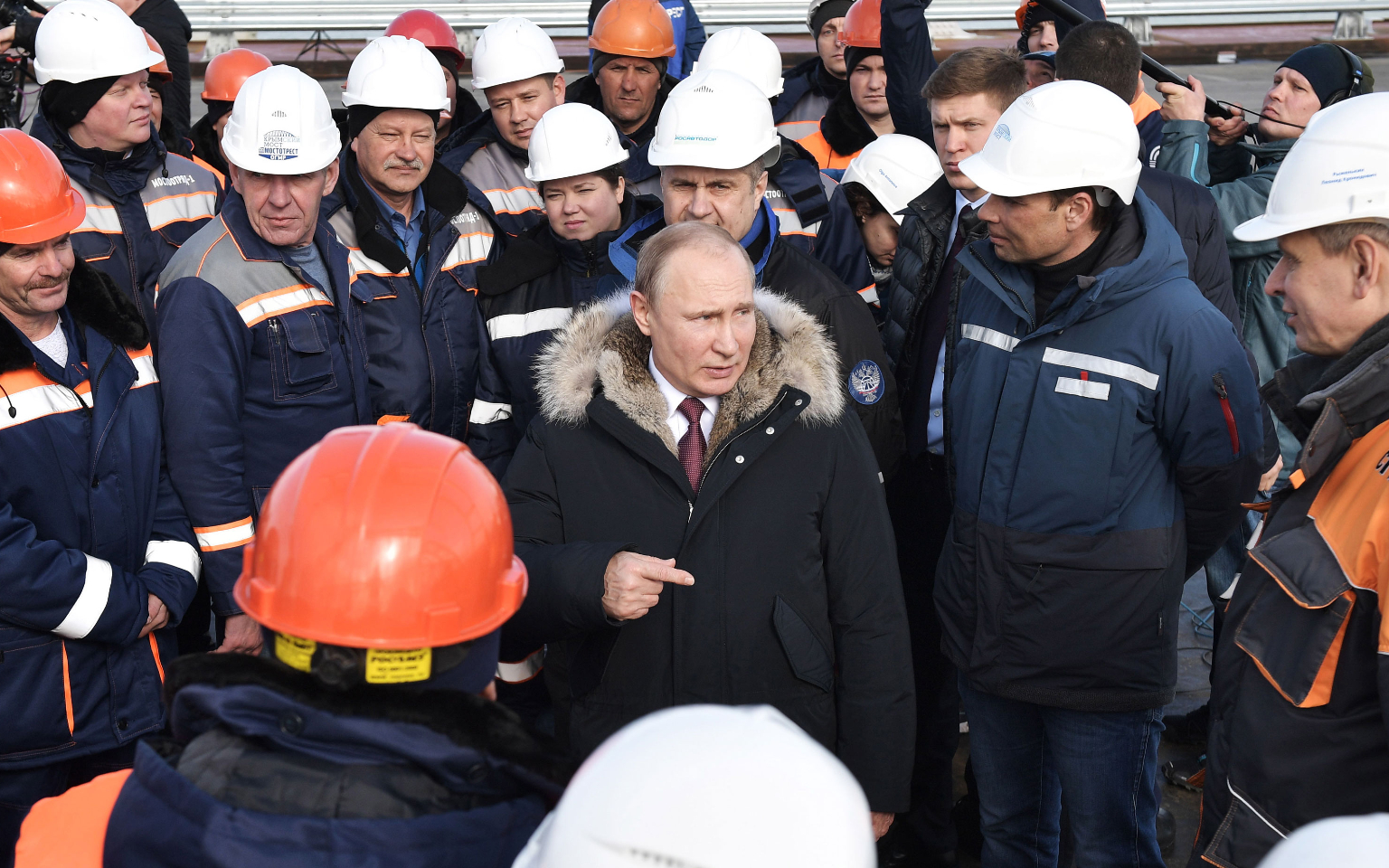 Путин прибыл в Крым для вручения наград строителям моста