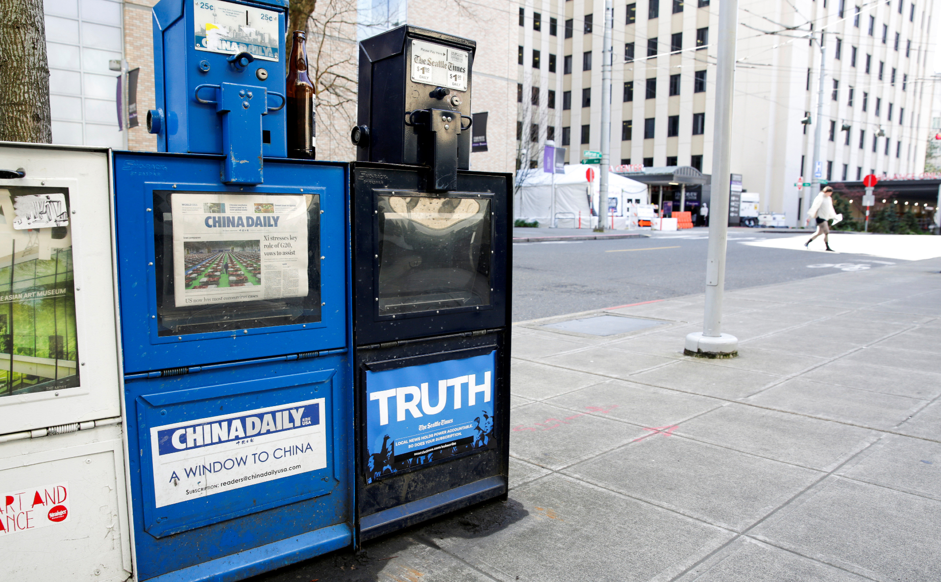 Вендинговый автомат по продаже газеты China Daily в американском городе Сиэтл, штат Вашингтон