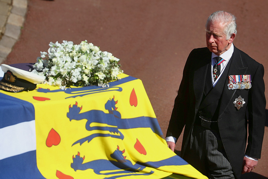 На похоронах присутствовал старший сын принца Филиппа и королевы Елизаветы, принц Чарльз. Он является наследником британского престола