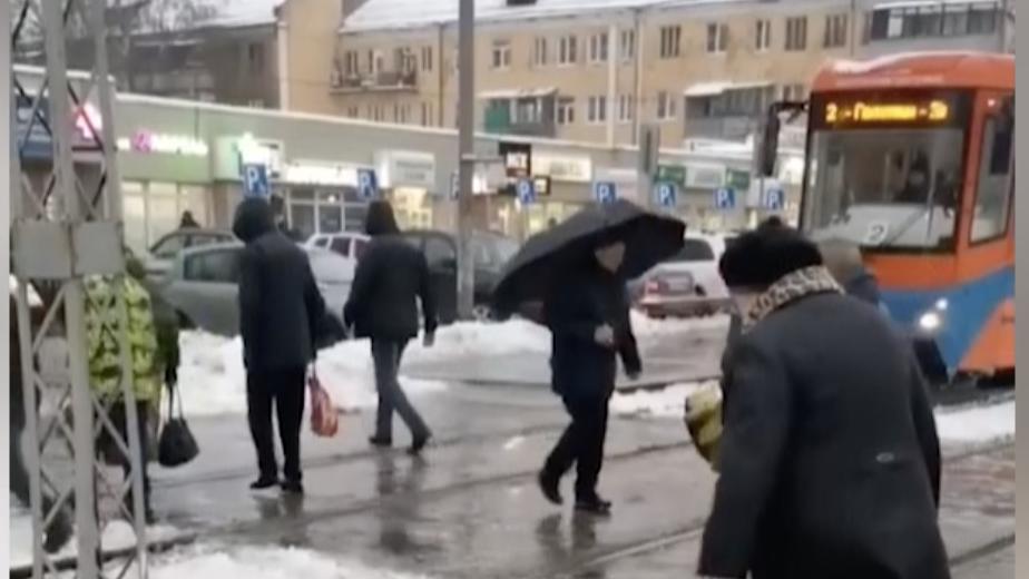 Синоптик предупредил о гололедице и снегопаде в столице