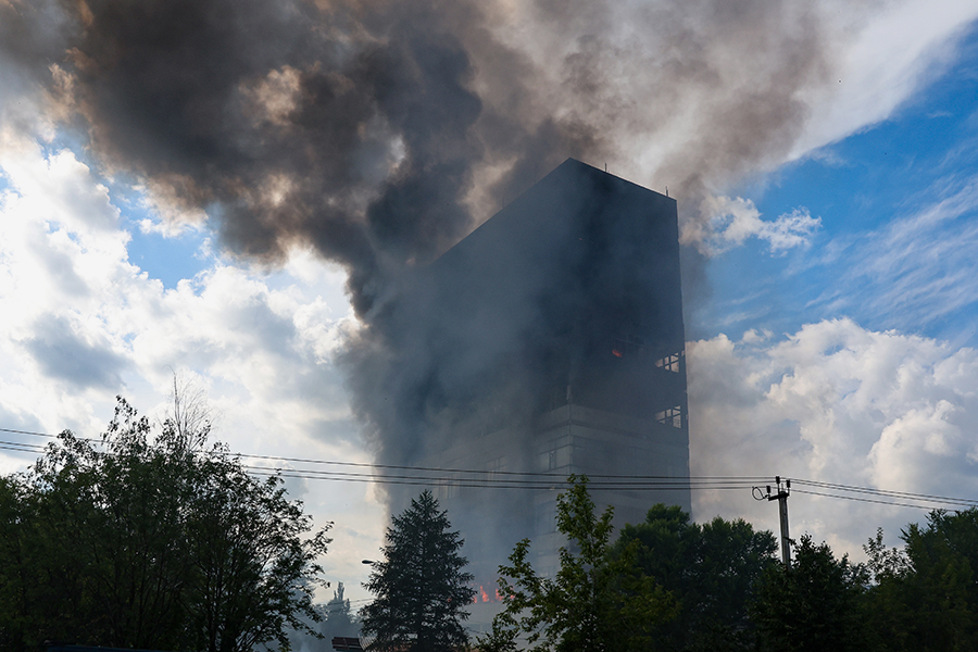 Площадь пожара, по данным МЧС, составляет 4,5 тыс. кв. м. Огонь охватил несколько верхних этажей здания.