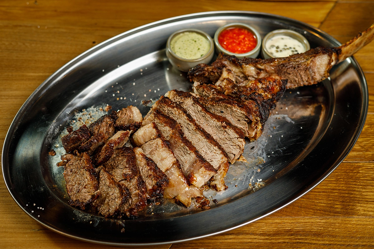 Стейк томагавк со сладко-соленым соусом