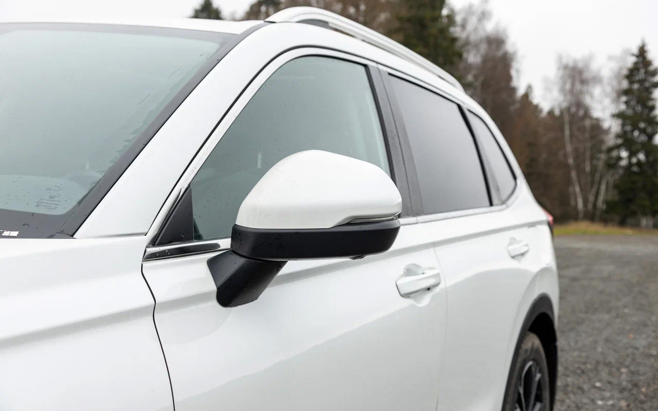 Снаружи Honda CR-V &mdash; нестареющая классика. Даже дверные&nbsp;ручки самые простые &mdash; под естественный&nbsp;хват