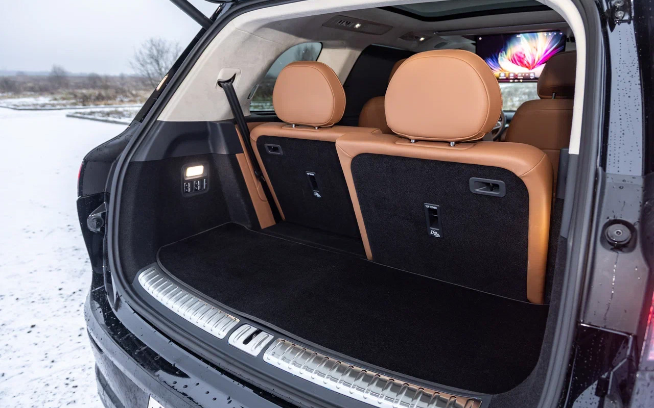 Кресла третьего ряда в&nbsp;Voyah Taishan можно как двигать вперед-назад с помощью клавиш на стенке багажника, так и складывать