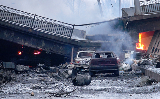 Разрушенный в результате боев Путиловский мост, соединяющий Киевский район с дорогой к международному аэропорту Донецка