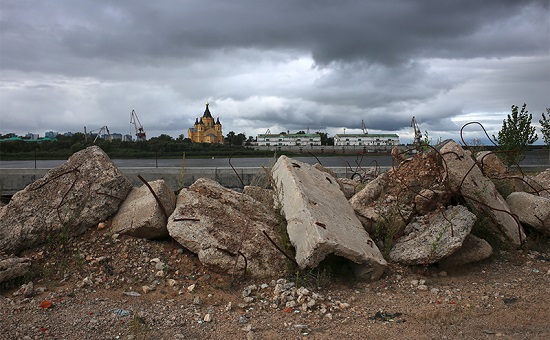Синий забор на Нижневолжской набережной на протяжении восьми лет загораживает вид на Стрелку