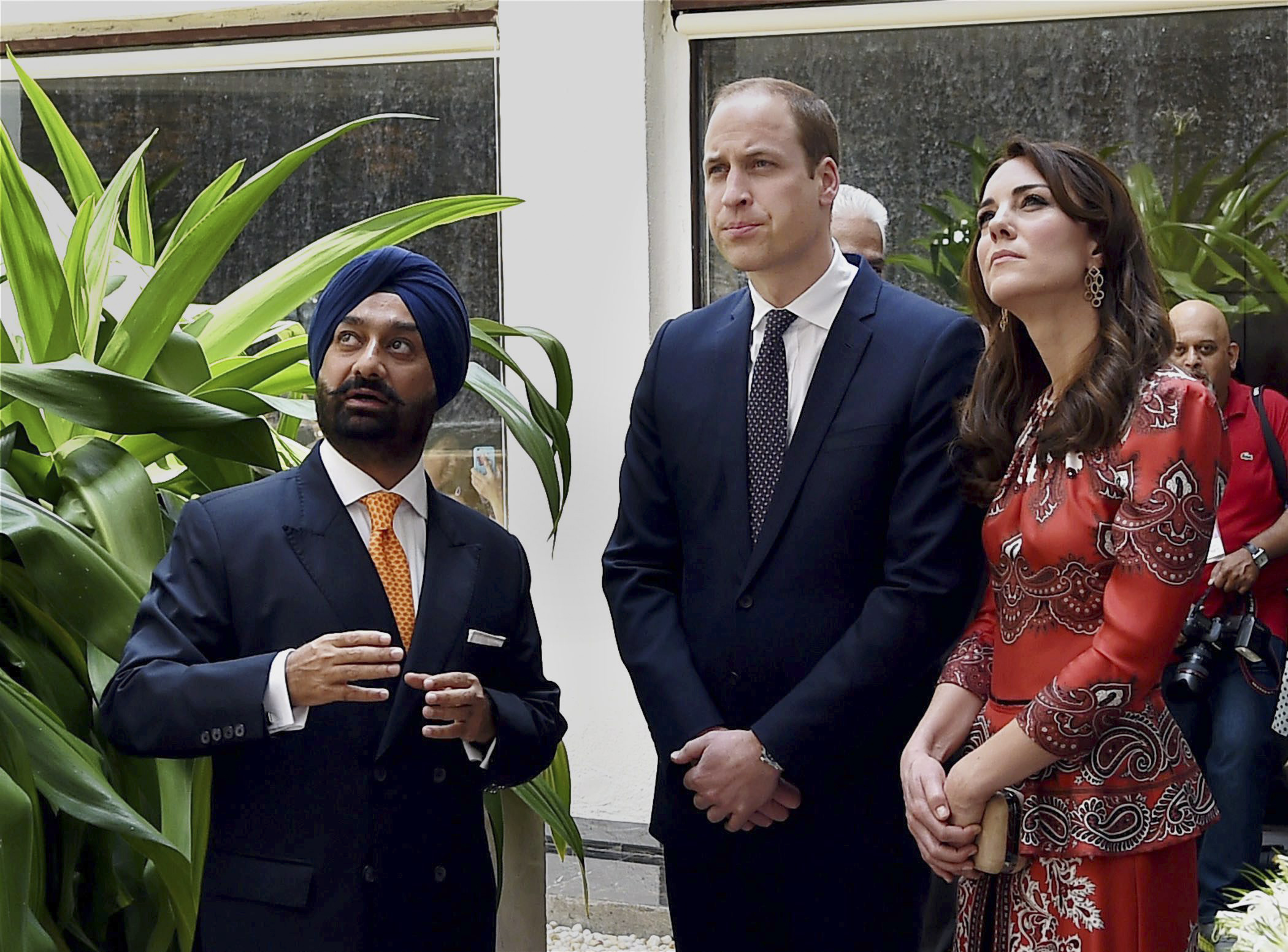 Принца Уильям и Кейт Миддлтон прибыли возложить венок на мемориал мучеников в Palace Hotel Тадж-Махал в Мумбаи
