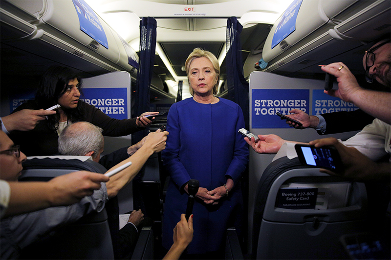 Кандидат в президенты США от Демократической партии Хиллари Клинтон беседует с журналистами о взрыве​&nbsp;в районе Челси


