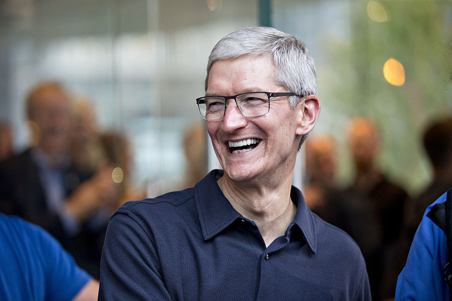 В 2017 году генеральный директор Apple заработал $102 млн, из которых $3,06 млн пришлись на зарплату Тима Кука, $9,33 млн &mdash; на бонусы по итогам финансового года и $89,2 млн &mdash; на доход от акций Apple
