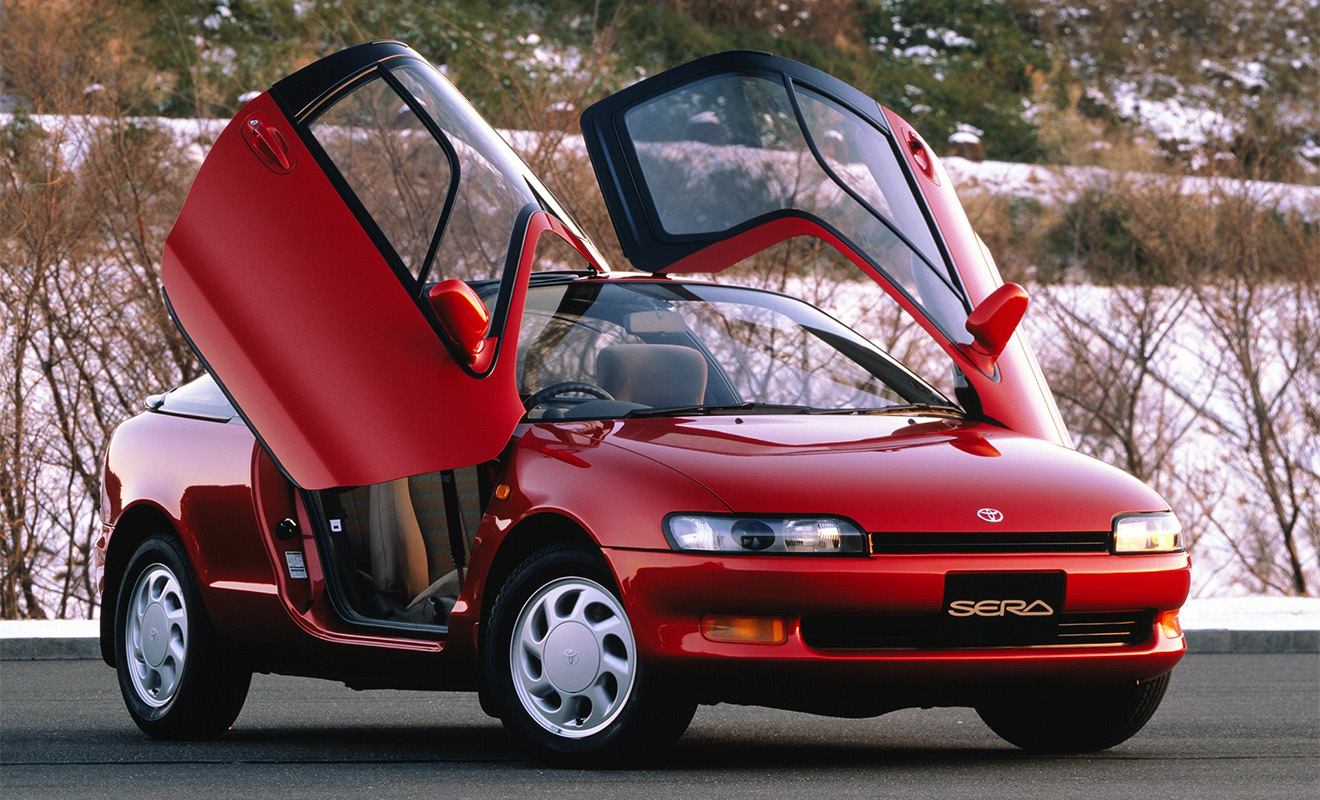 Sera &mdash; это образец того, что может получиться на платформе стандартной Toyota Corolla начала 90-х с обычным 1,5-литровым мотором, если дизайнерам и конструкторам развязать руки. У машины двухдверный кузов с уникальными Г-образными подъемными дверьми и изогнутыми боковыми стеклами. Для изготовления стекол и механизмов дверей Toyota закупила специальное оборудование. С 1990 по 1996 год было изготовлено 16 000 машин.