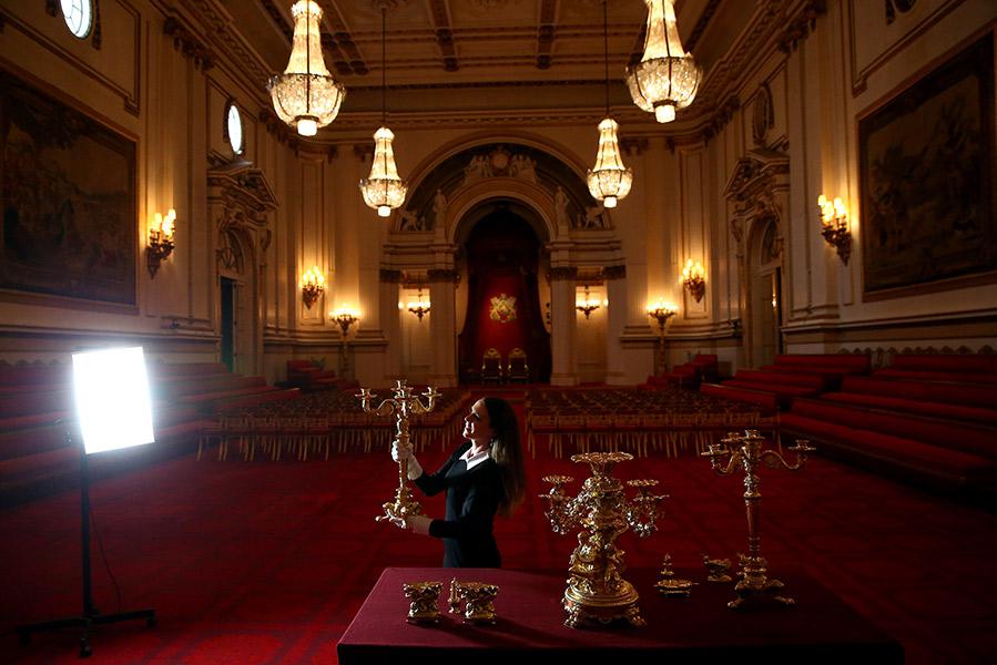 Фотосессия в Букингемском дворце, посвященная демонстрации предметов из королевской коллекции, используемых во время государственных банкетов, 2015 год