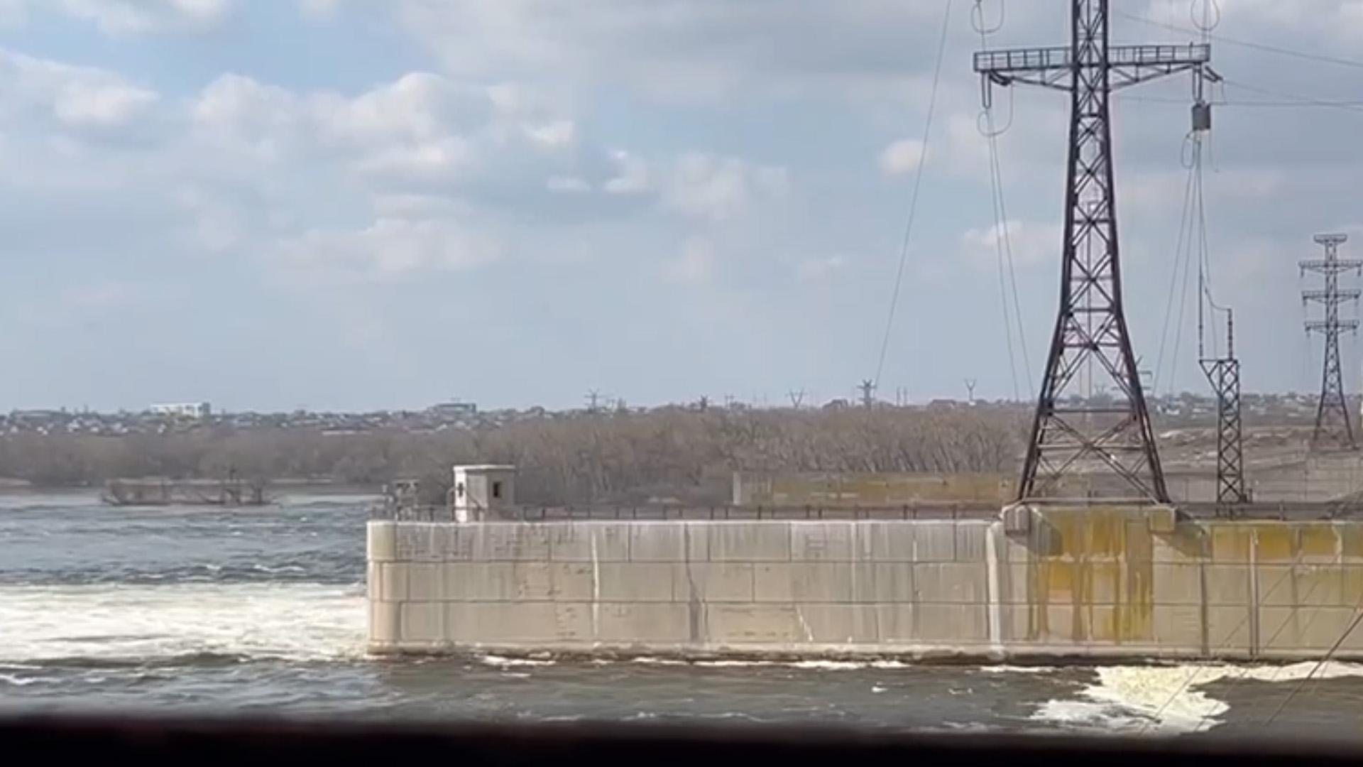 На Каховской ГЭС начали контролируемый сброс для снижения уровня воды