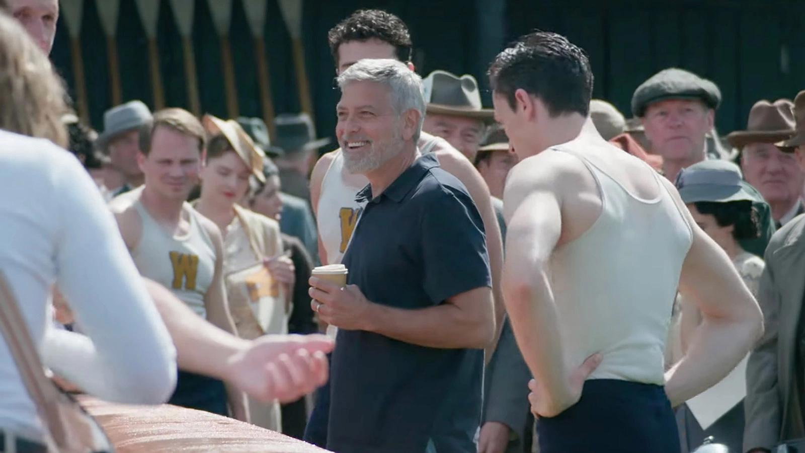 <p>Джордж Клуни на съемках фильма &laquo;Парни в лодке&raquo;</p>