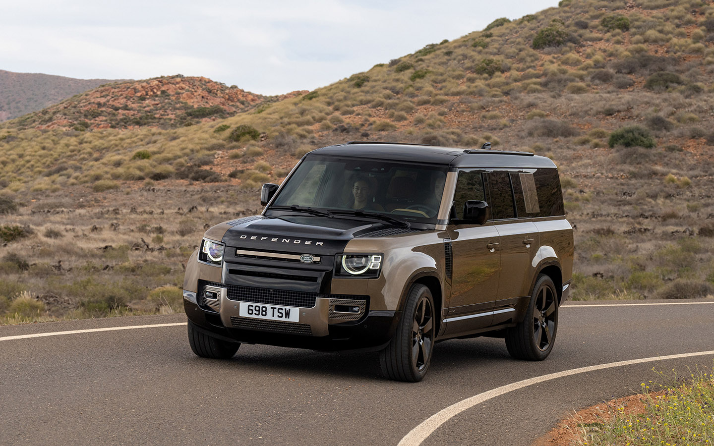 Обновленный Land Rover Defender получил новый дизельный мотор и более  люксовые опции :: Autonews