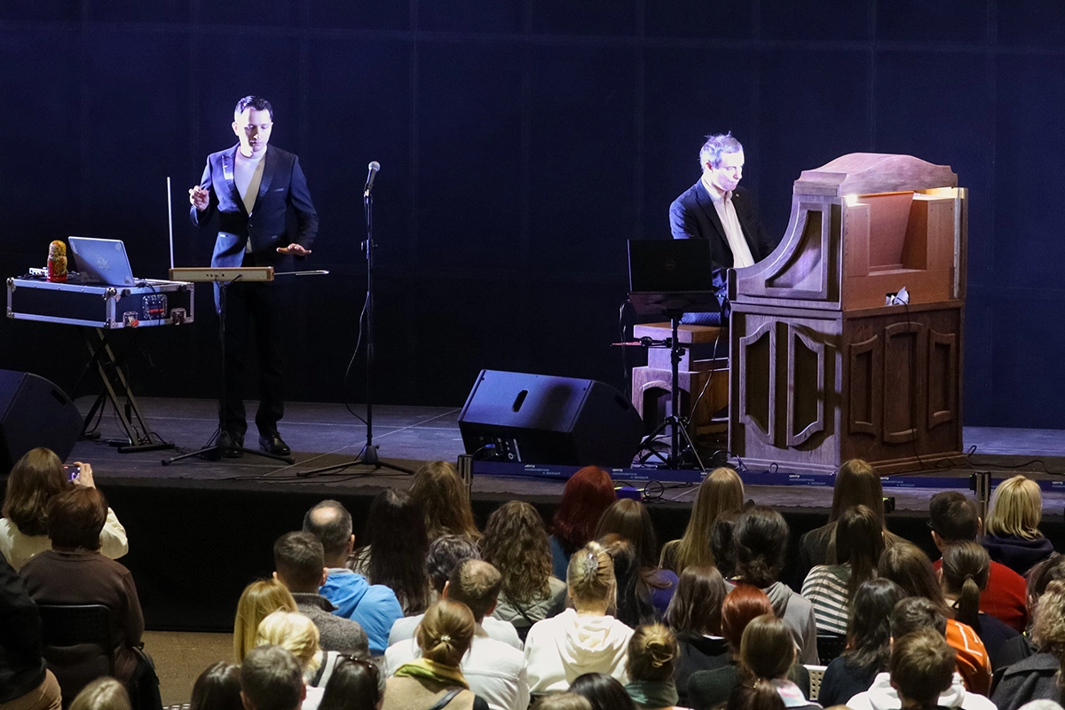 <p>Концерт исполнителя на терменвоксе Петра Термена и органиста Игоря Гольденберга на ВДНХ</p>
