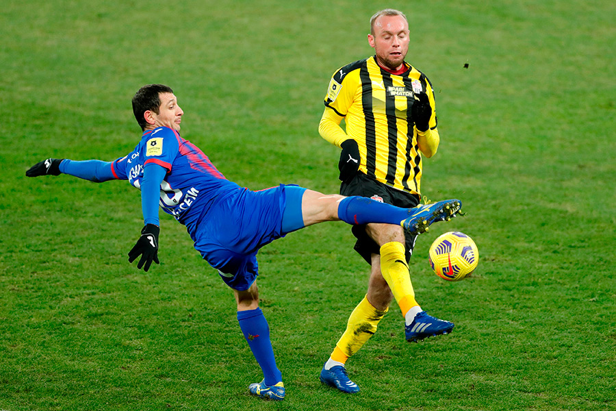 Денис Глушаков (справа) в составе команды ФК «Химки», 2020 год